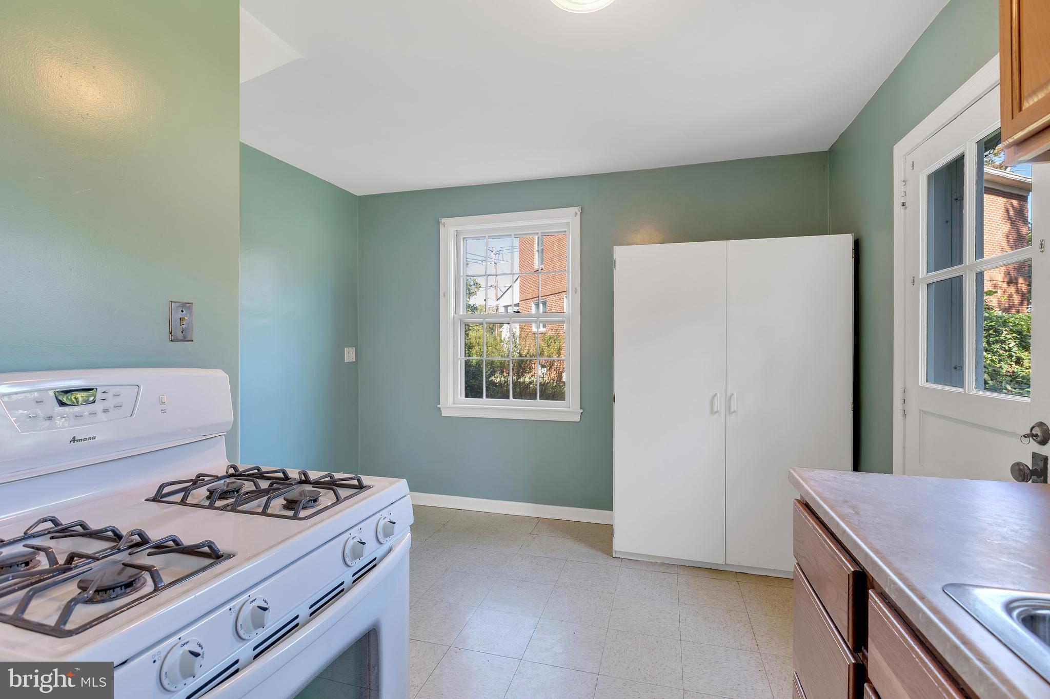 10123 Greeley Avenue Silver Spring, MD 20902 - Photo 12 of 32 Kitchen with room for breakfast table