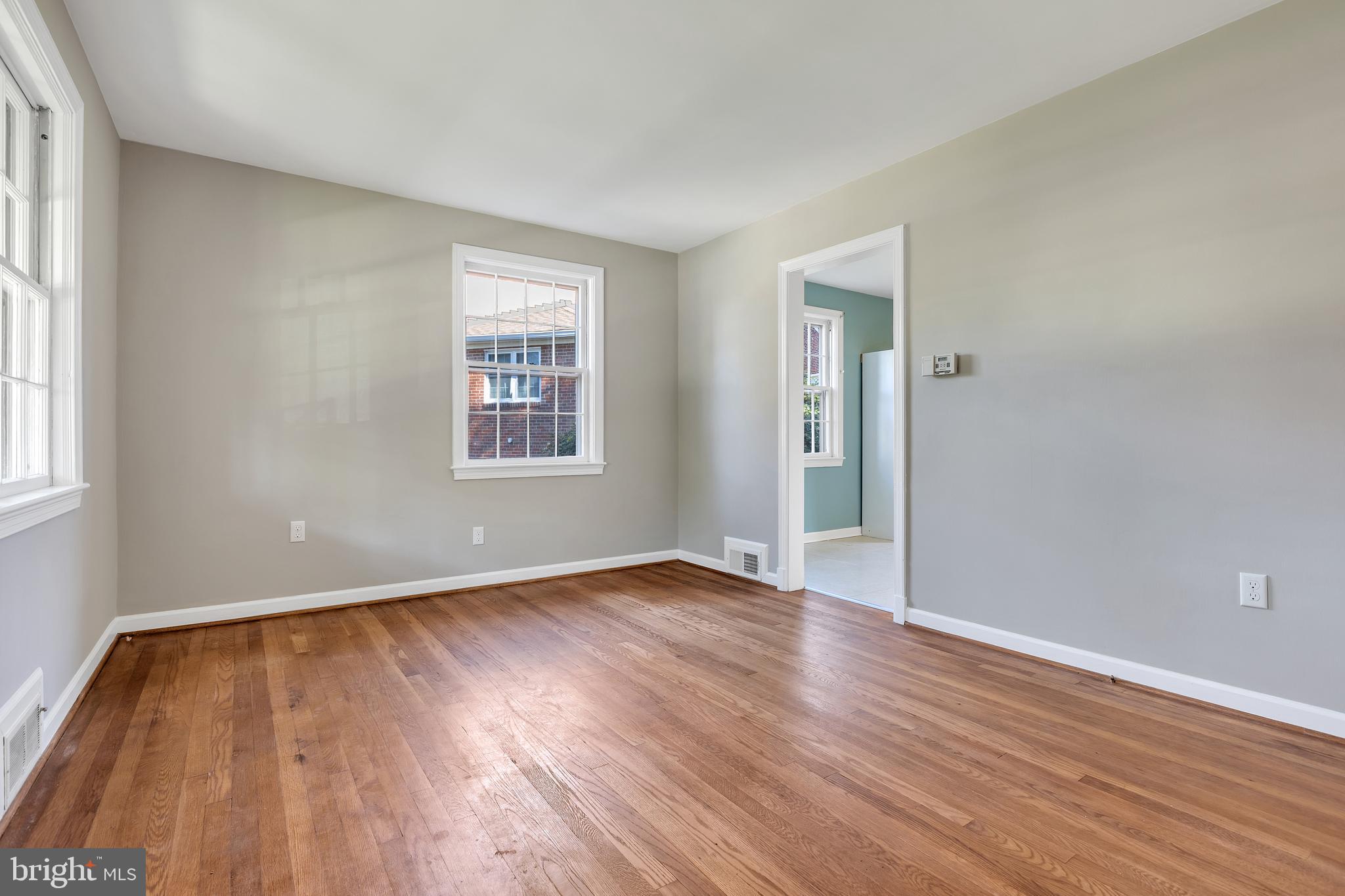 10123 Greeley Avenue Silver Spring, MD 20902 - Photo 4 of 32 Welcoming living area