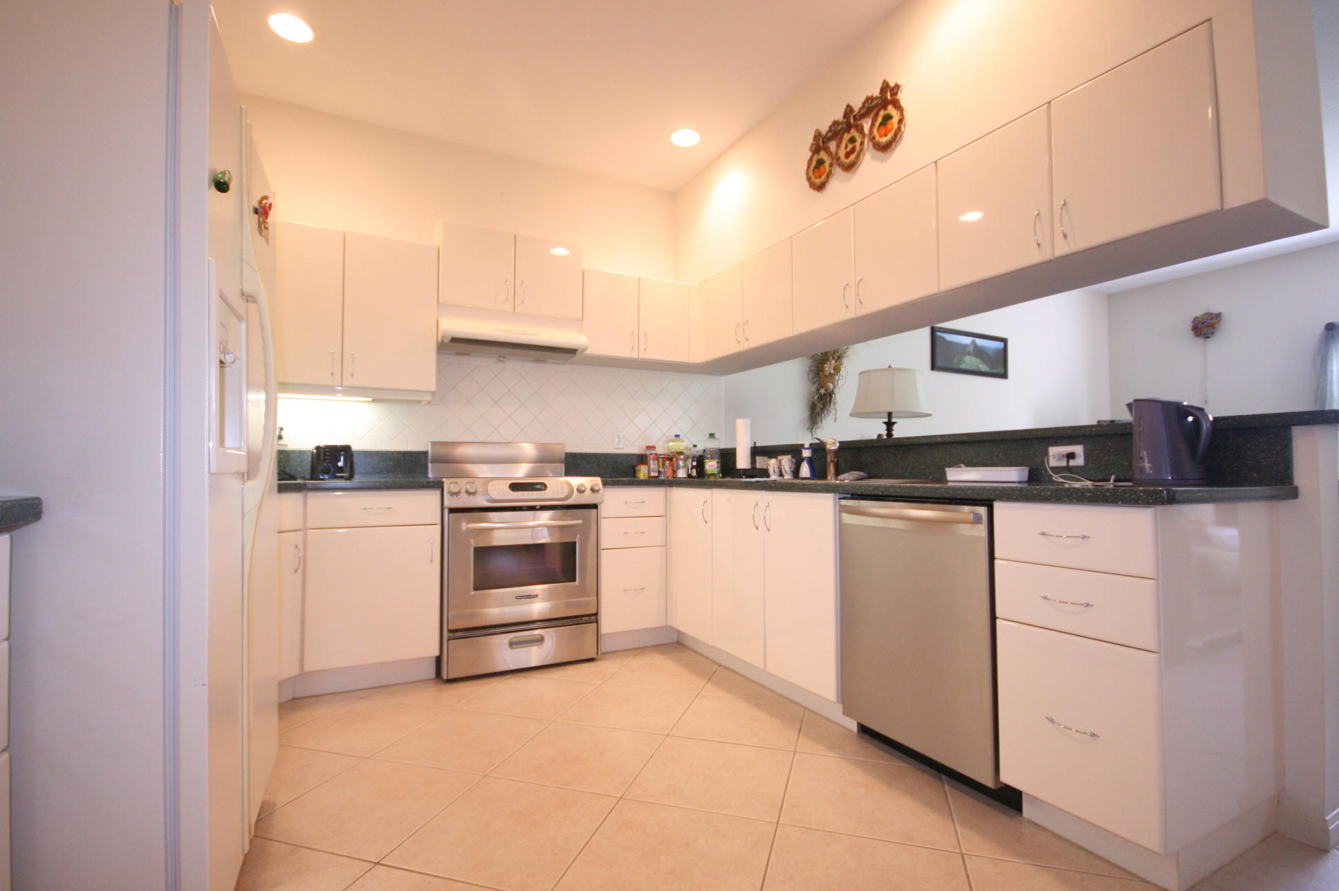 9748 Vineyard Court Boca Raton, FL 33428 - Photo 4 of 19 Kitchen