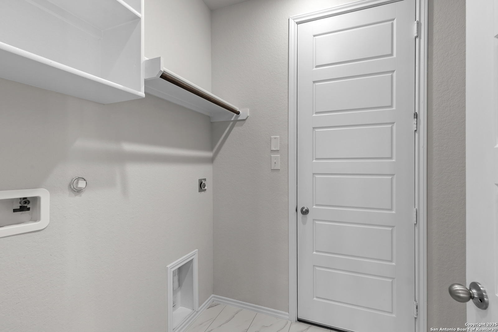 119 Mallorys Way Castroville, TX 78009 - Photo 5 of 24 a view of walk in closet