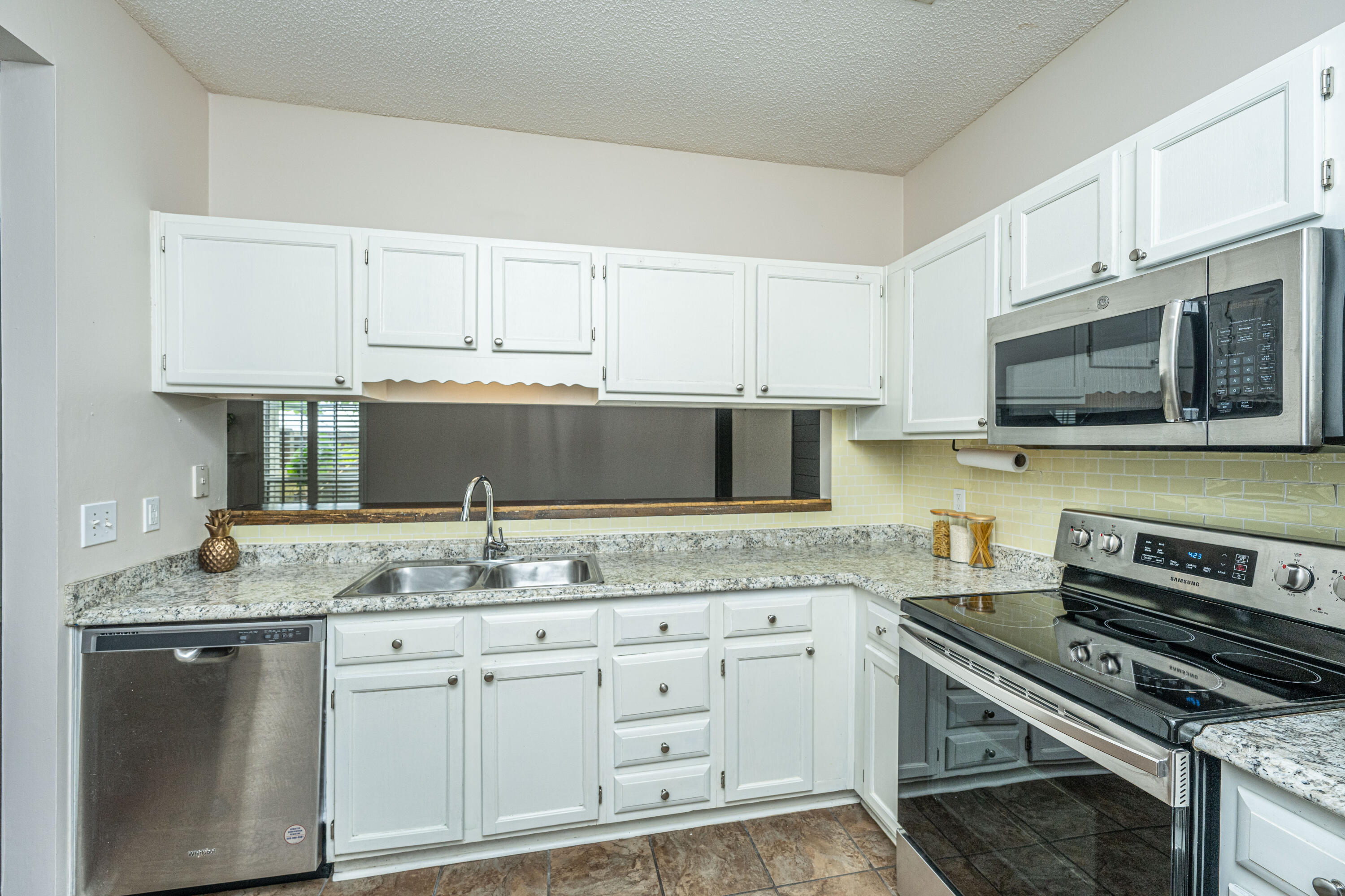 107 Landau Road Summerville, SC 29485 - Photo 12 of 37 107LandauRd016