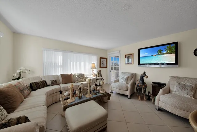 $169,900 | 1516 South Lakeside Drive, Unit 412, Lake Worth Beach, FL 33460