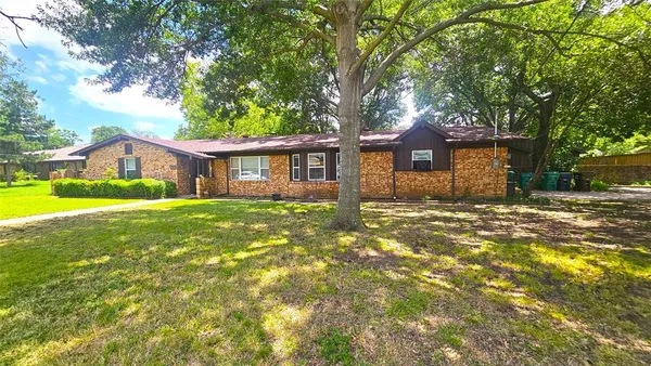 $2,800 | 425 Mimosa Drive, Denton, TX 76201