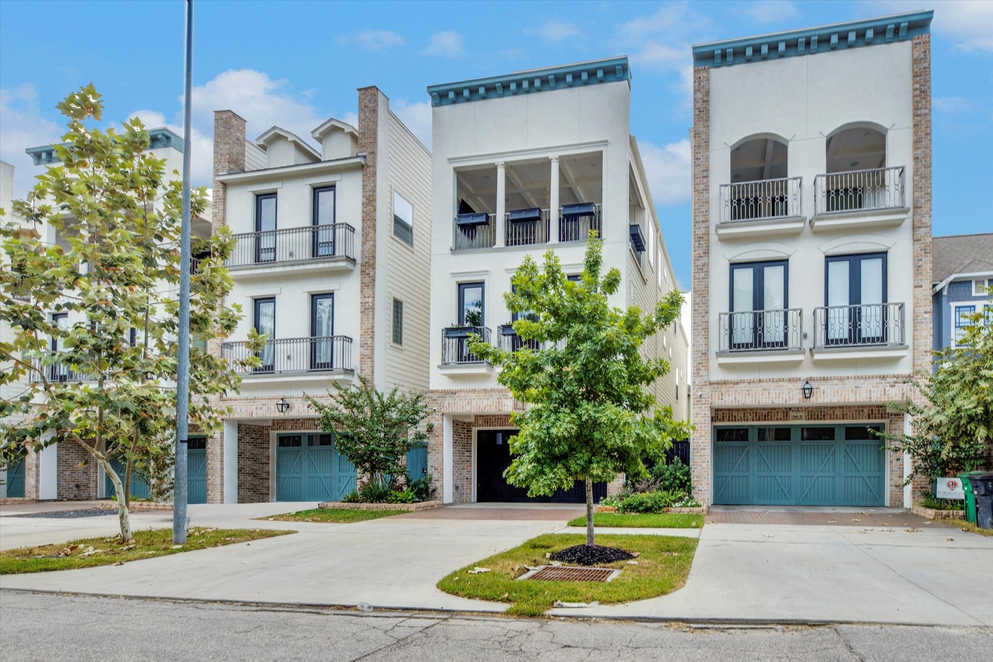 540 West 26th Street, Unit A Houston, TX 77008 - Photo 2 of 50 Double wide driveway provides for extra parking.