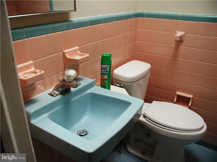 1619 Farrington Road Philadelphia, PA 19151 - Photo 12 of 21 Bathroom