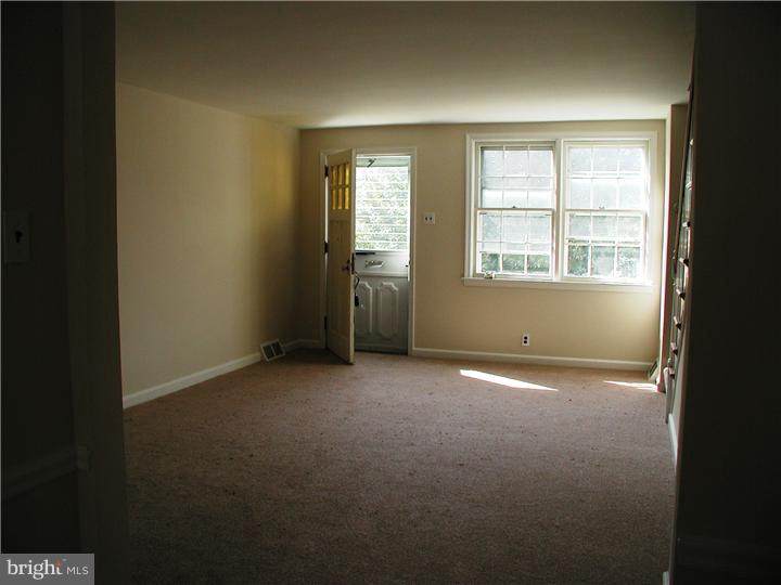 1619 Farrington Road Philadelphia, PA 19151 - Photo 6 of 21 Living Room