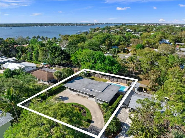 a view of a house with porch and seating space