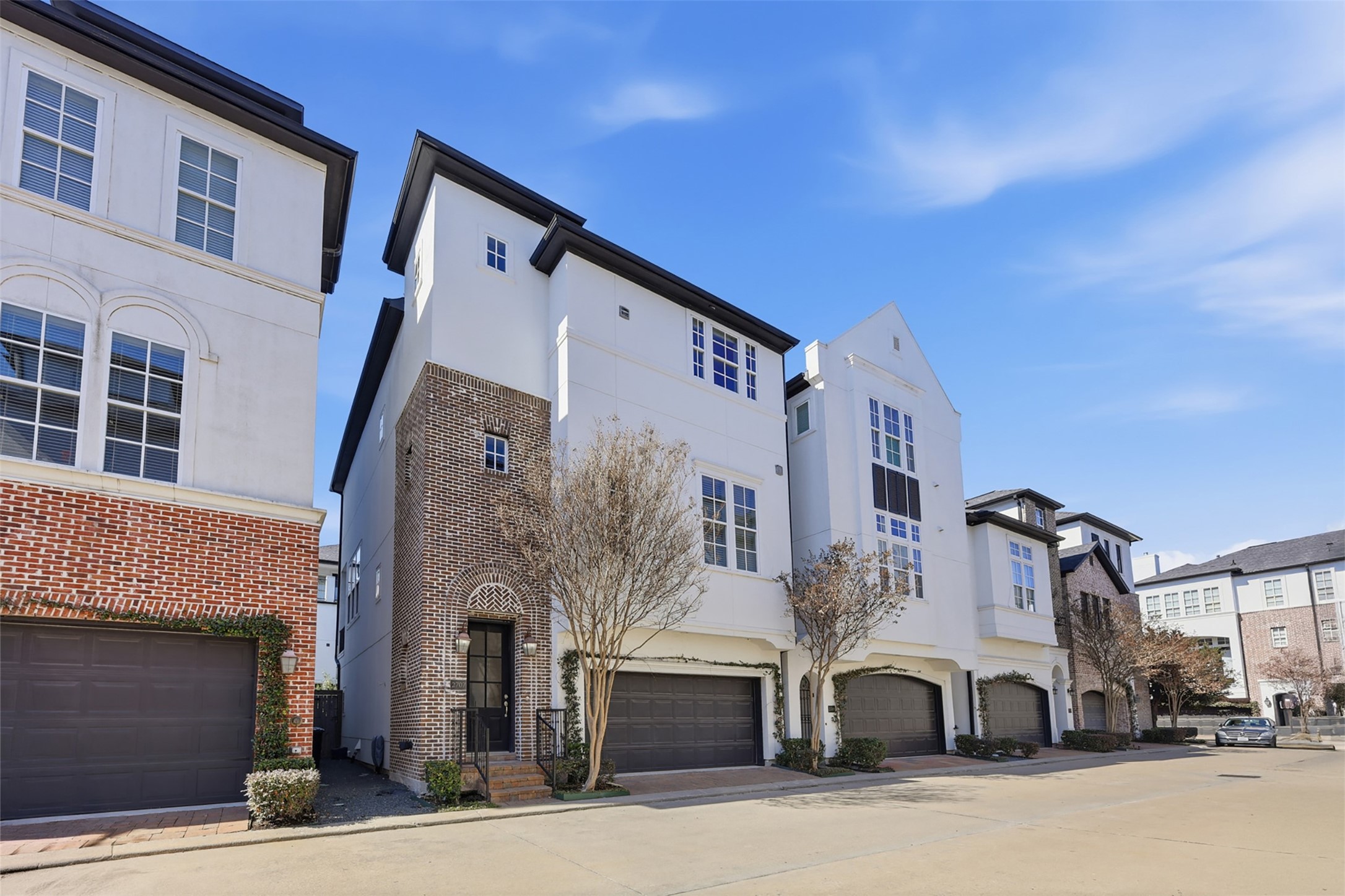 2707 Cohn Trails Lane Houston, TX 77007 - Photo 2 of 42 Located in the gated community of Lake Arabelle this beautiful neighborhood is sure to check your boxes for innner city living