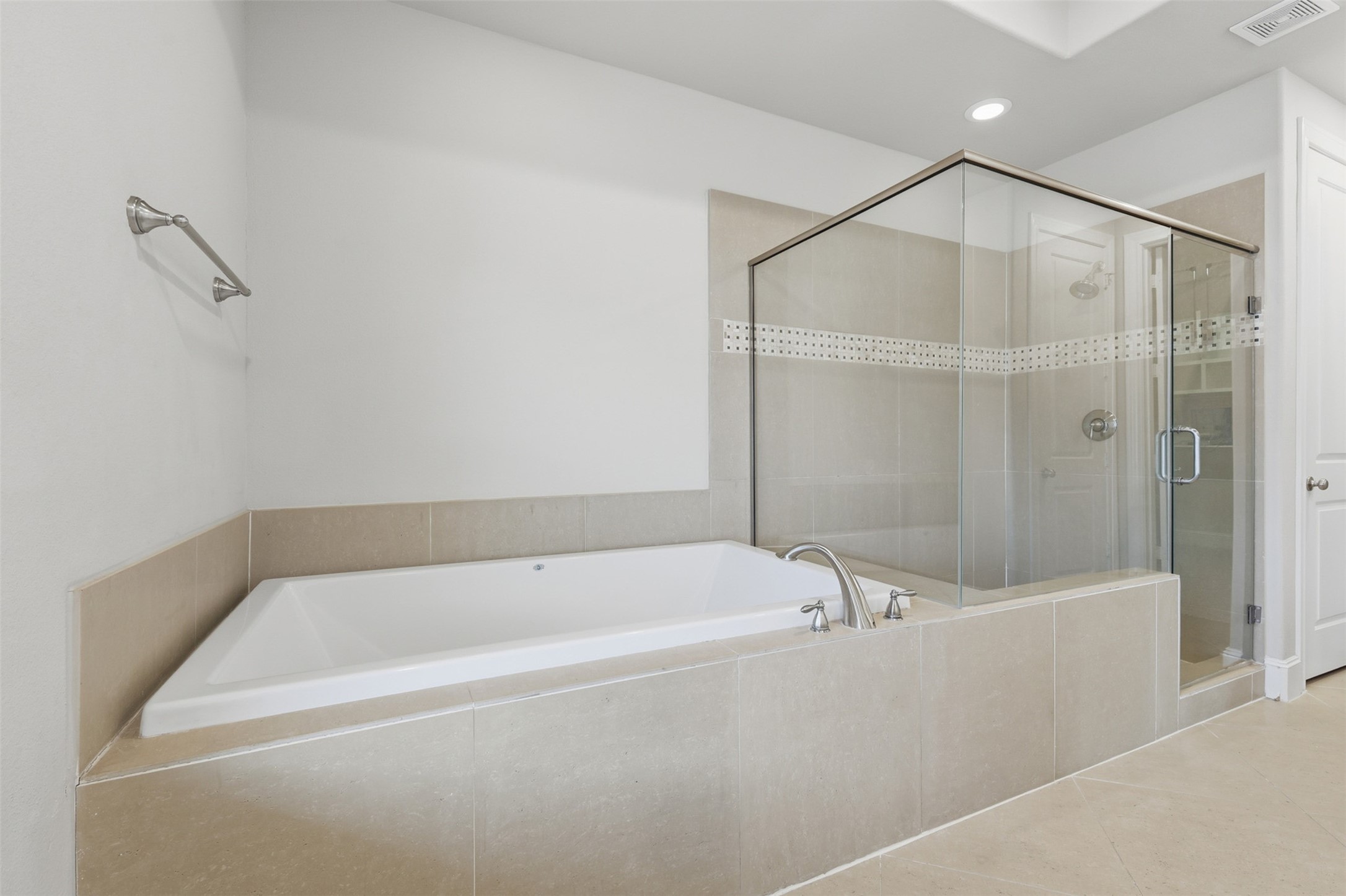 2707 Cohn Trails Lane Houston, TX 77007 - Photo 29 of 42 Large soaking tub connected to shower