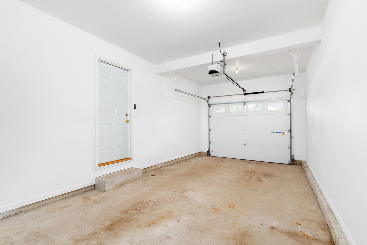 426 East 5th Street Lockport, IL 60441 - Photo 19 of 20 an empty room with an entryway