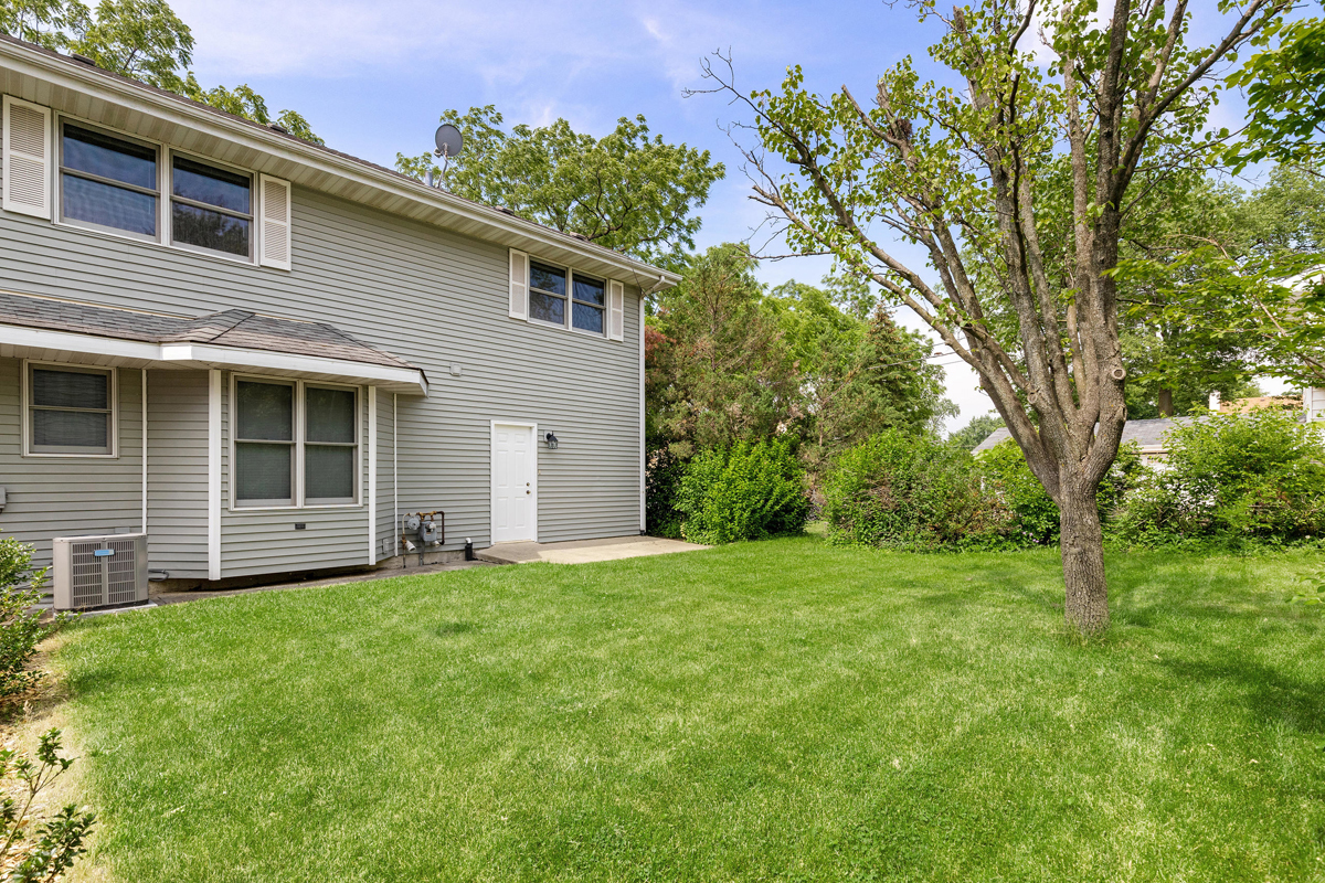 426 East 5th Street Lockport, IL 60441 - Photo 3 of 20 a view of a house with a garden