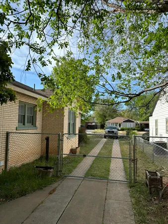 a view of a yard and basketball court