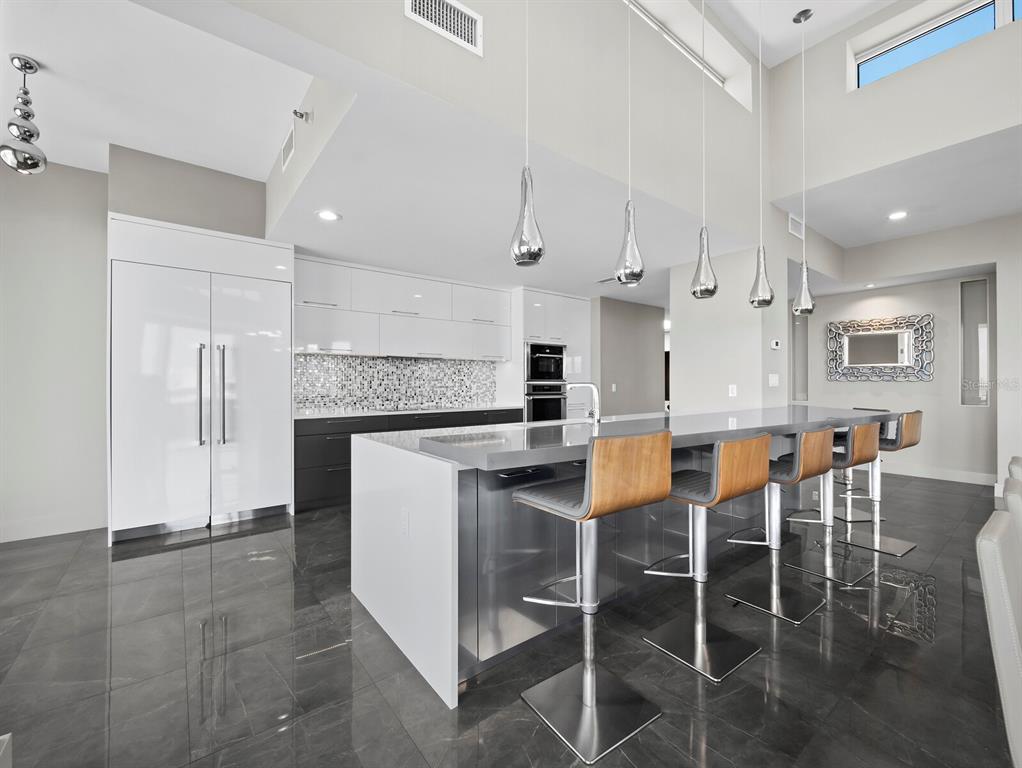 455 Longboat Club Road, Unit PH8 Longboat Key, FL 34228 - Photo 23 of 32