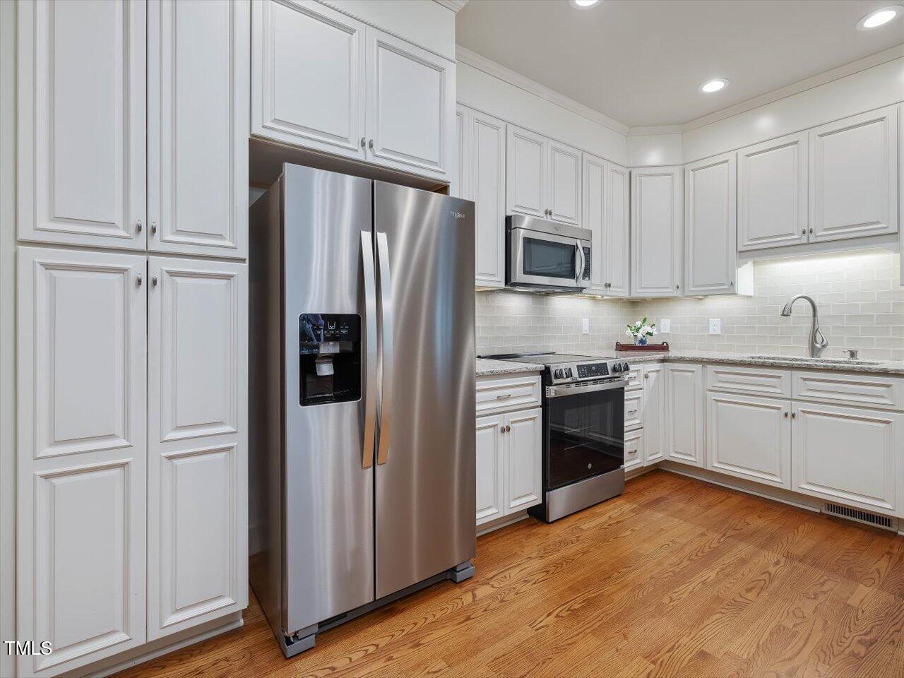 3347 Ridgecrest Court Raleigh, NC 27607 - Photo 18 of 65 16-Kitchen