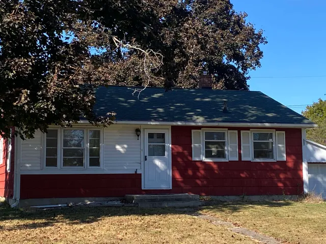a view of house with a yard