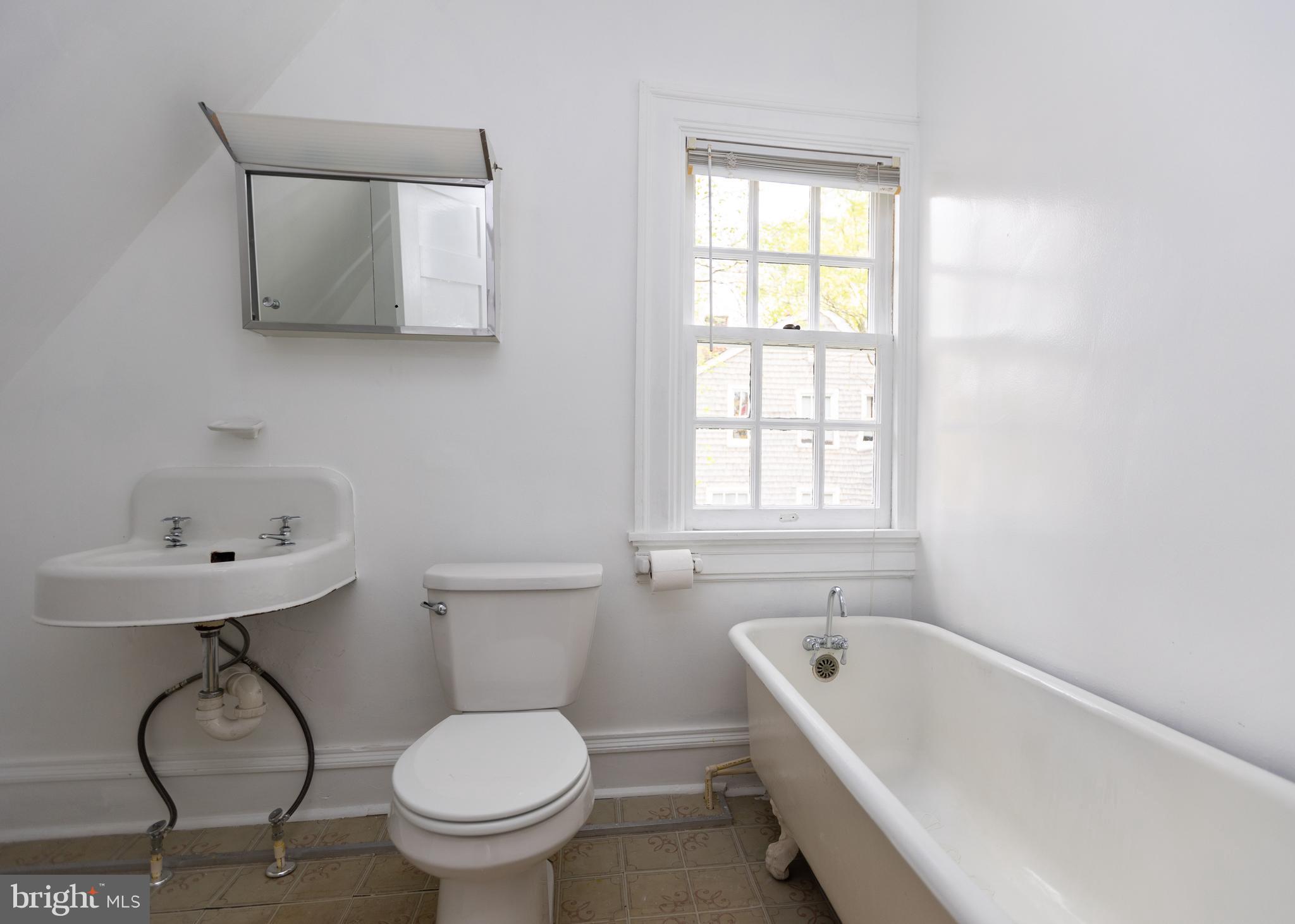 103 Edgevale Road Baltimore, MD 21210 - Photo 60 of 71 Hall bath with claw foot tub