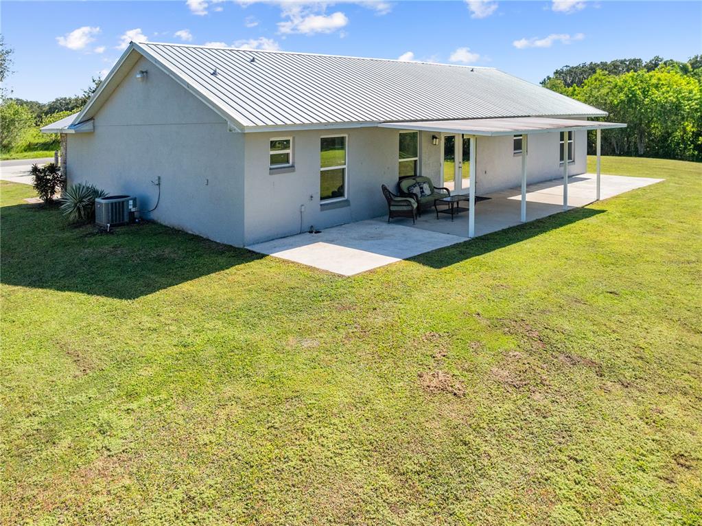 3198 Cherokee Road St. Cloud, FL 34772 - Photo 36 of 43 a backyard of a house with table and chairs