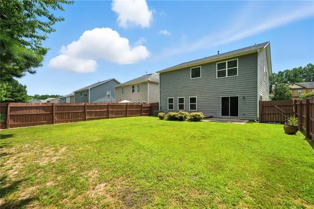 a view of a house with backyard