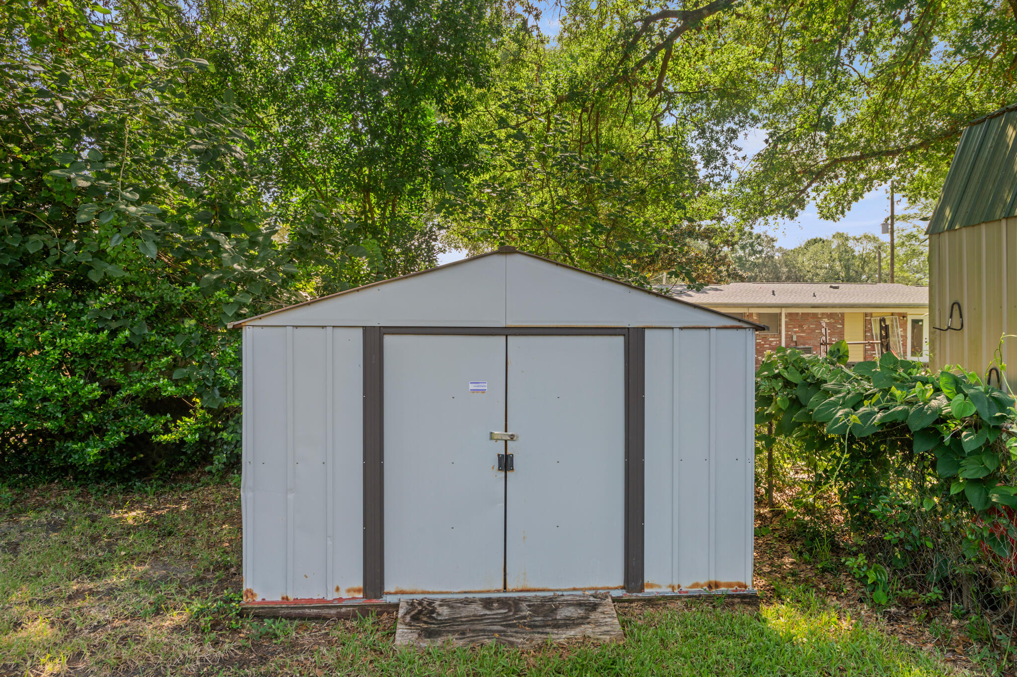 538 22nd Street Niceville, FL 32578 - Photo 43 of 46 a front view of a house with garden