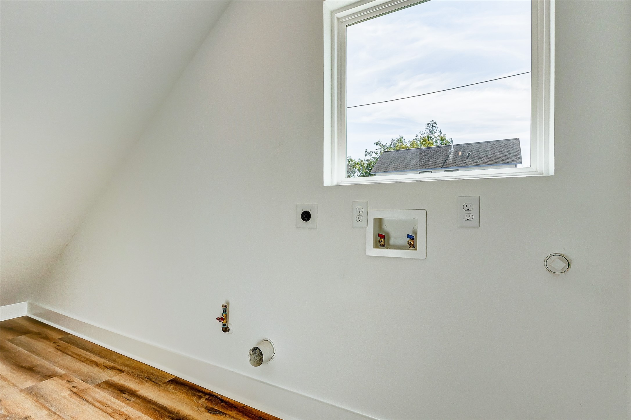 5407 Lee Street Houston, TX 77020 - Photo 20 of 36 a view of small space with window