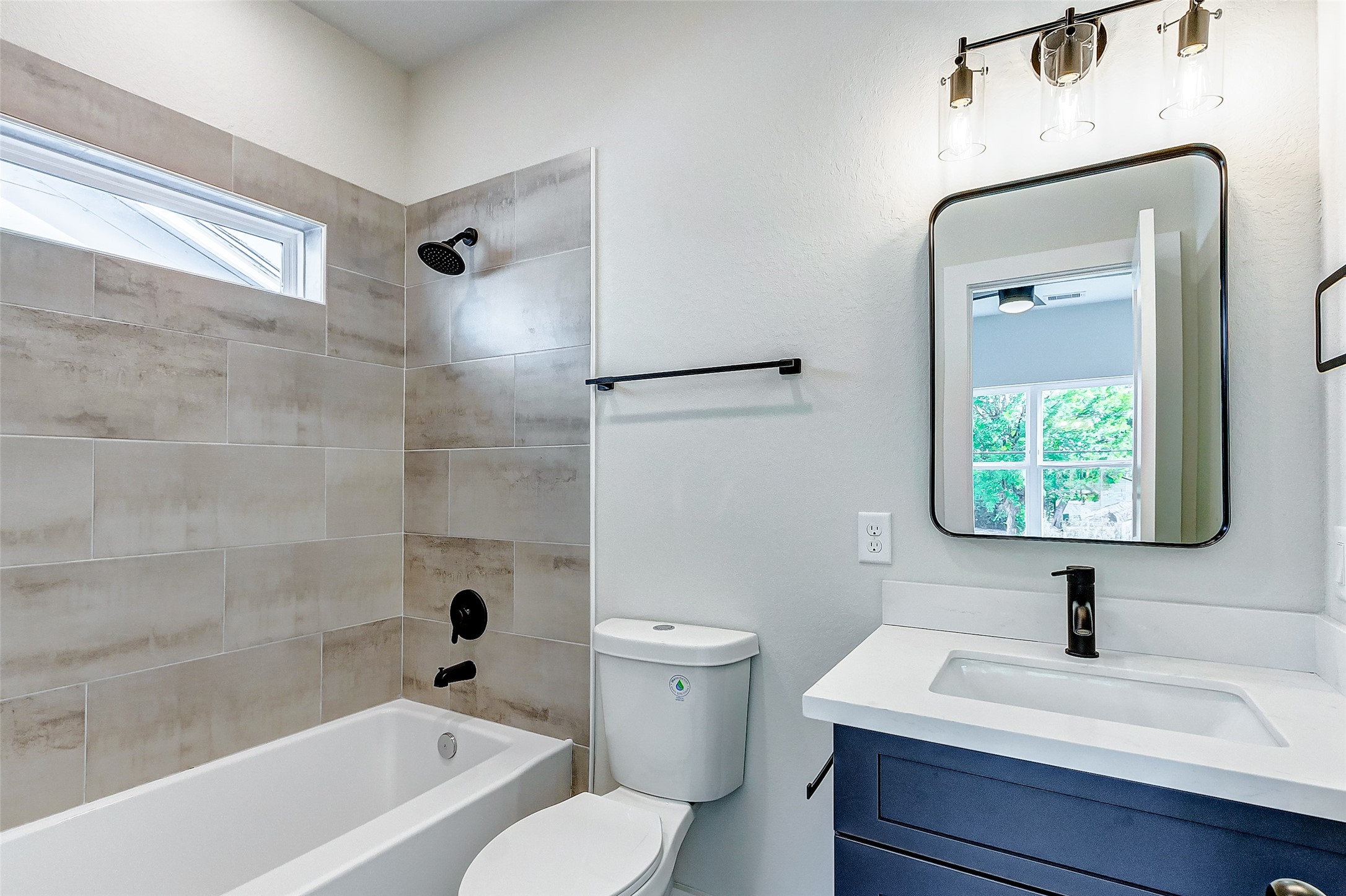 5407 Lee Street Houston, TX 77020 - Photo 25 of 36 a bathroom with a sink a toilet and a bathtub