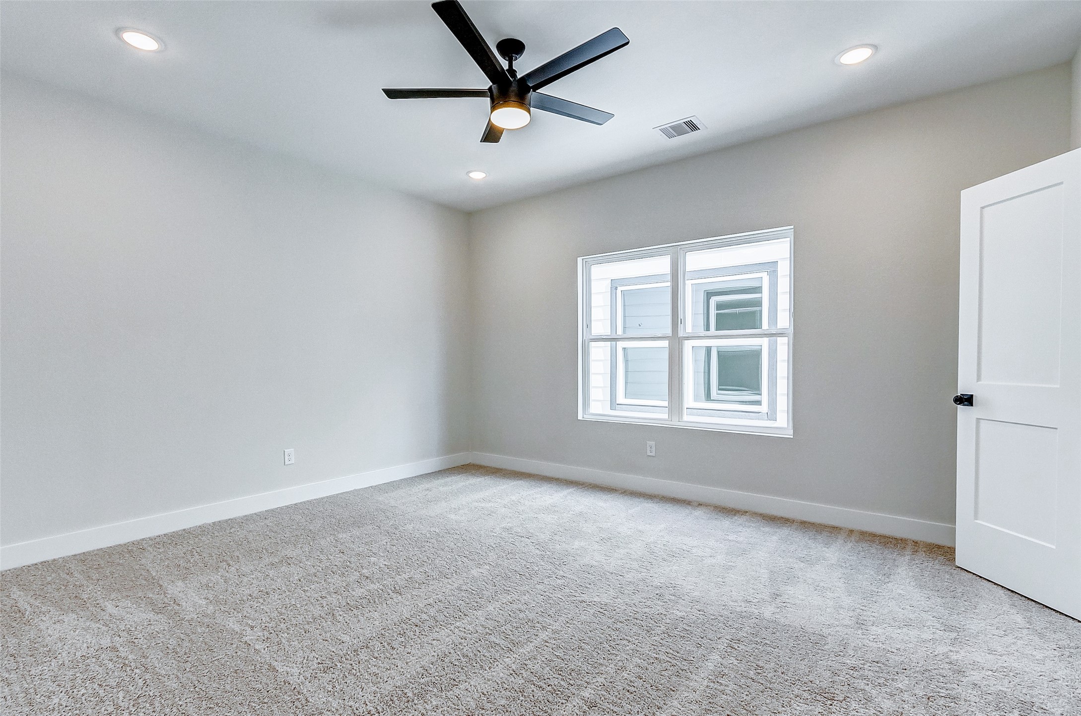 5407 Lee Street Houston, TX 77020 - Photo 27 of 36 an empty room with windows and fan
