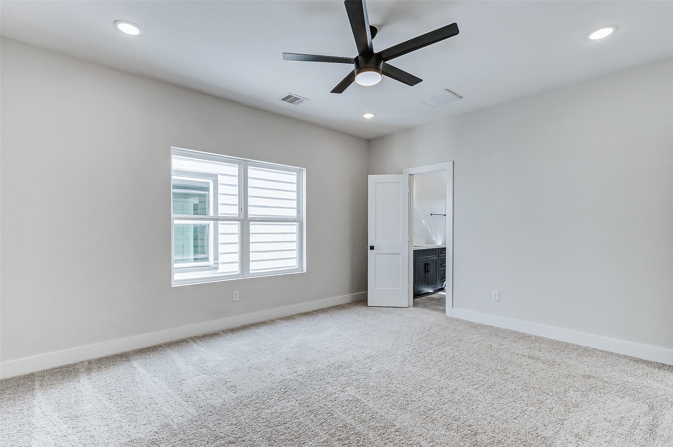5407 Lee Street Houston, TX 77020 - Photo 28 of 36 an empty room with ceiling fan and windows