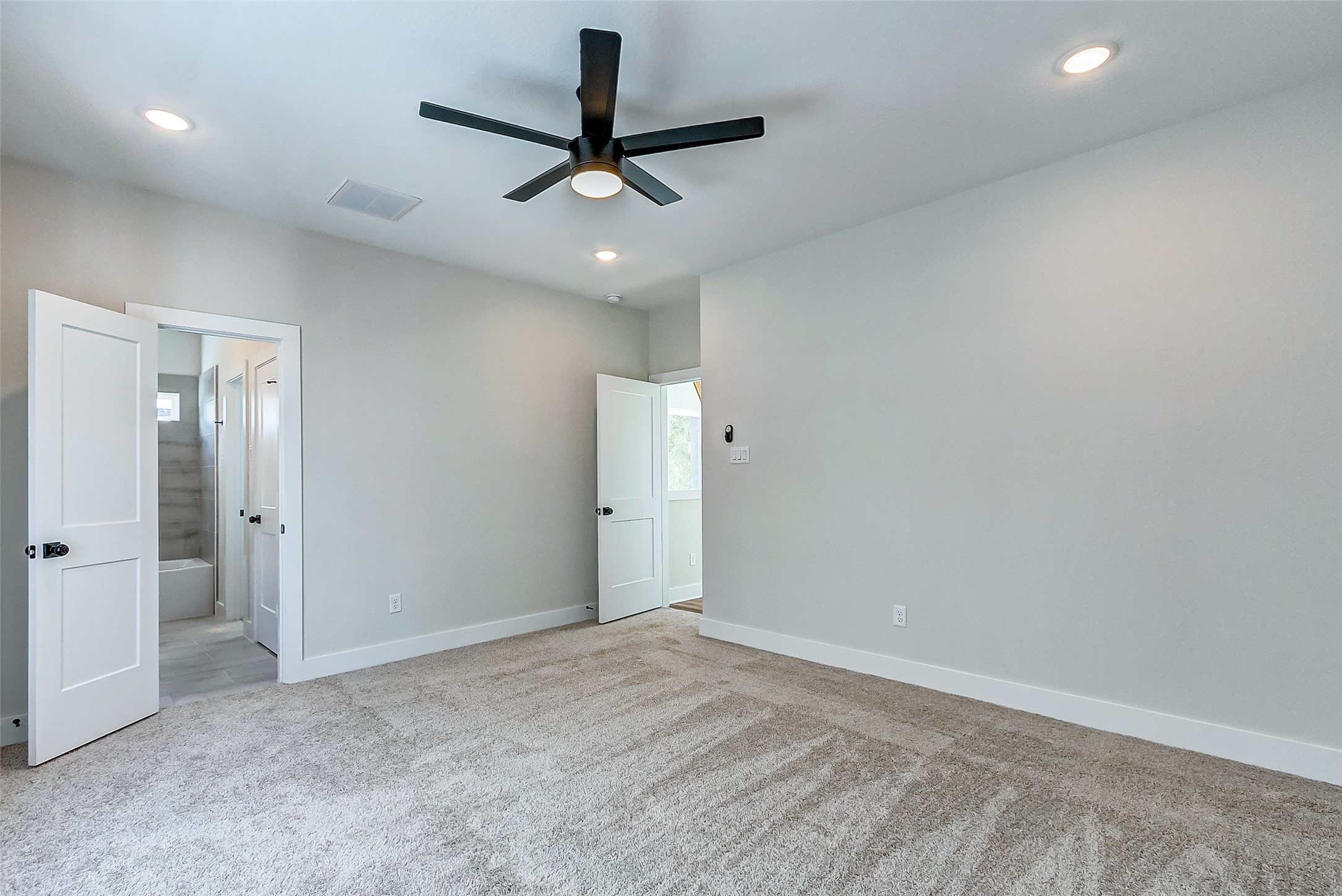 5407 Lee Street Houston, TX 77020 - Photo 29 of 36 an empty room with a ceiling fan and carpet