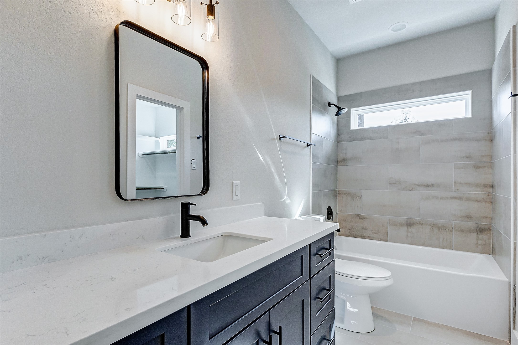 5407 Lee Street Houston, TX 77020 - Photo 31 of 36 a bathroom with a sink a toilet and a bathtub