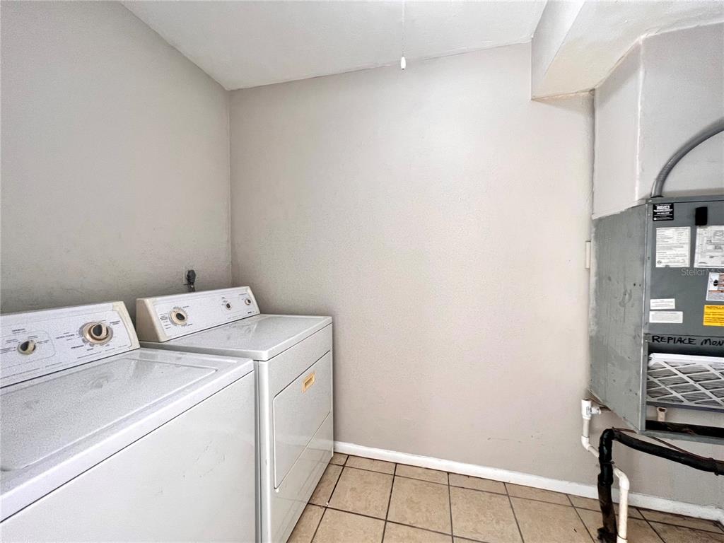 507 Northwest 39th Road, Unit 312 Gainesville, FL 32607 - Photo 20 of 34 a utility room with dryer and washer