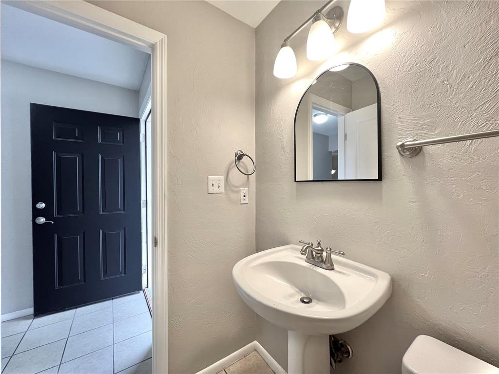507 Northwest 39th Road, Unit 312 Gainesville, FL 32607 - Photo 3 of 34 a bathroom with a sink and a mirror