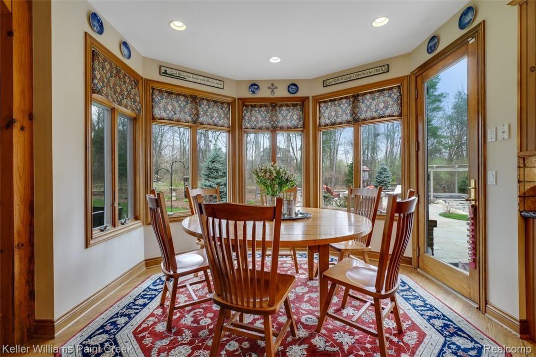 525 Sheldon Court Rochester, MI 48306 - Photo 23 of 66 Breakfast Area with door leading to Stone Patio