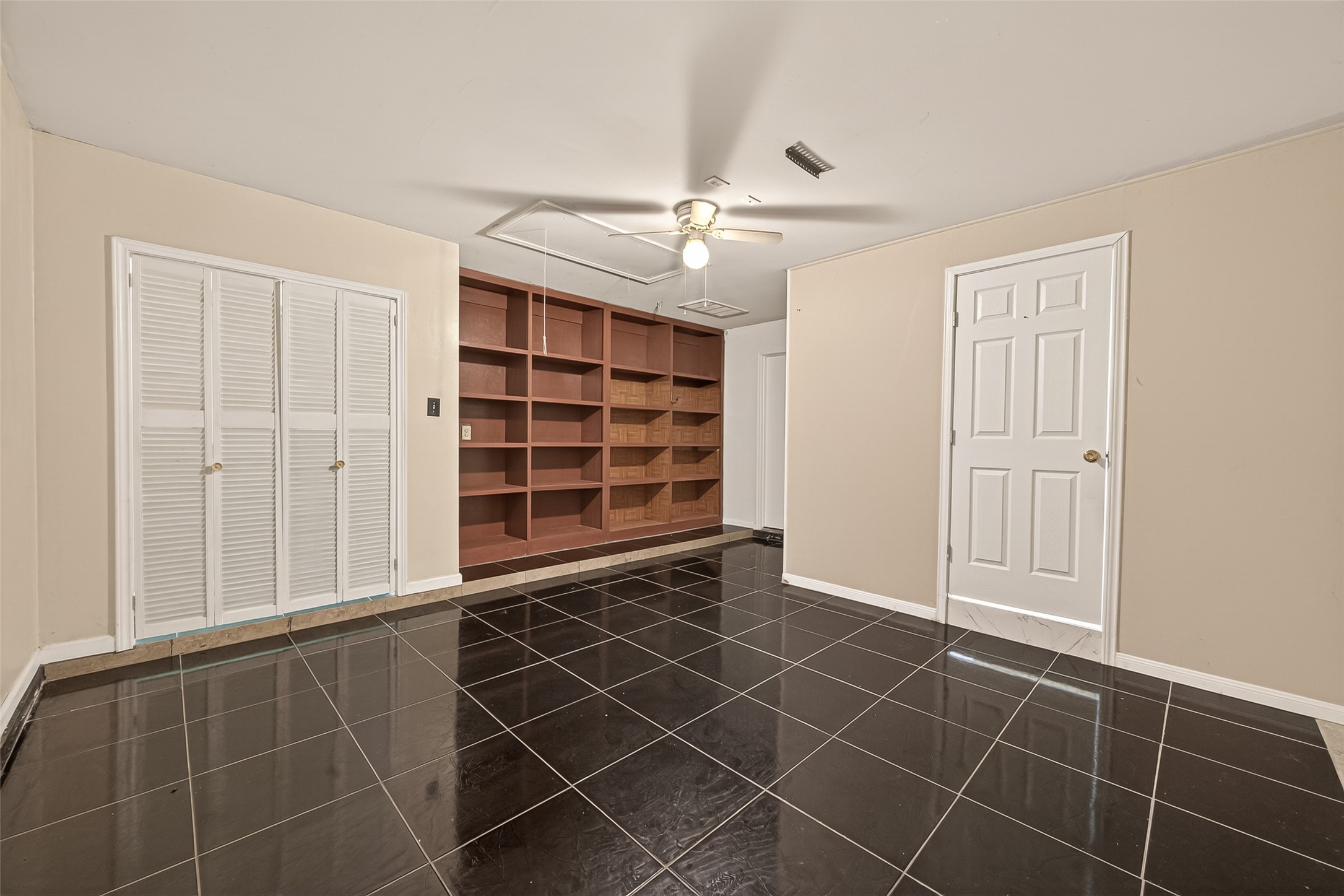 19322 Dawn Canyon Road Houston, TX 77084 - Photo 22 of 37 Garage converted bedroom with a full bathroom.