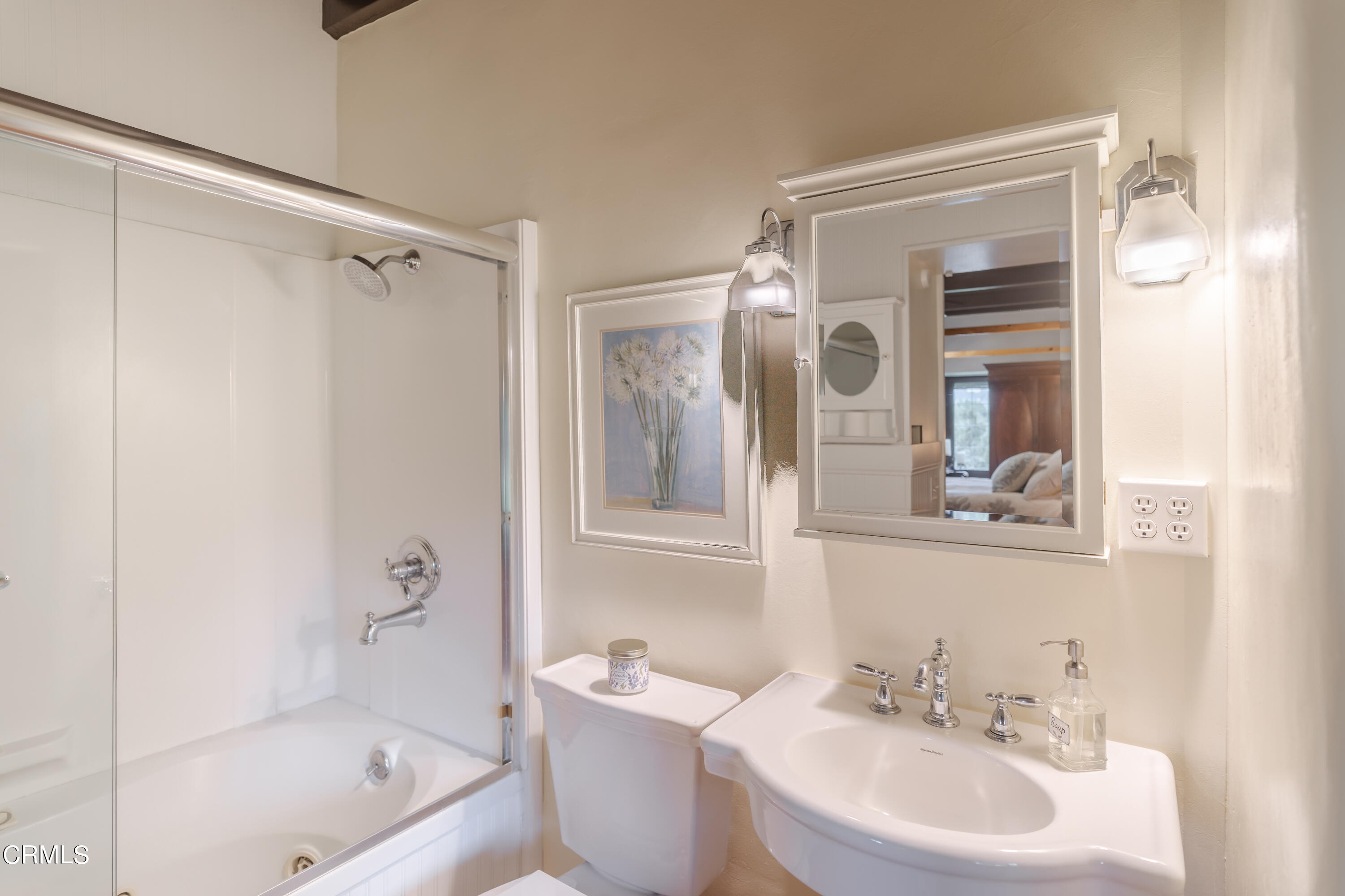 919 Puddingstone Drive La Verne, CA 91750 - Photo 25 of 42 a bathroom with a bathtub a sink and mirror