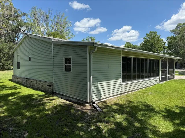 a view of a backyard