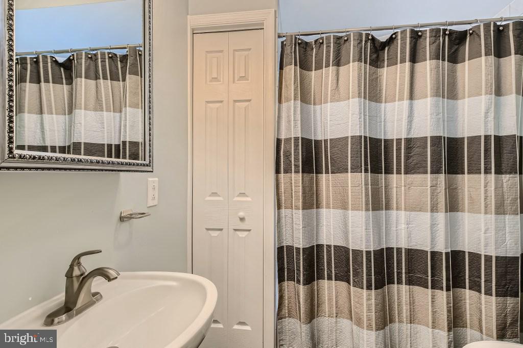 115 Homeland Road Pasadena, MD 21122 - Photo 20 of 40 Main level Full Bath