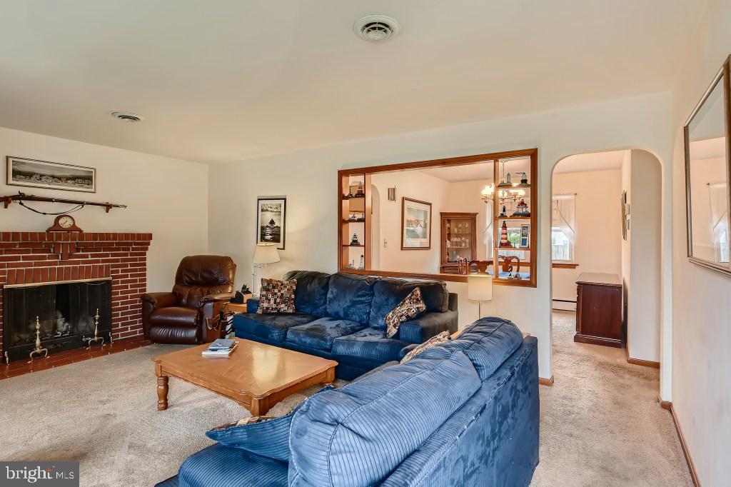 115 Homeland Road Pasadena, MD 21122 - Photo 6 of 40 Living Room