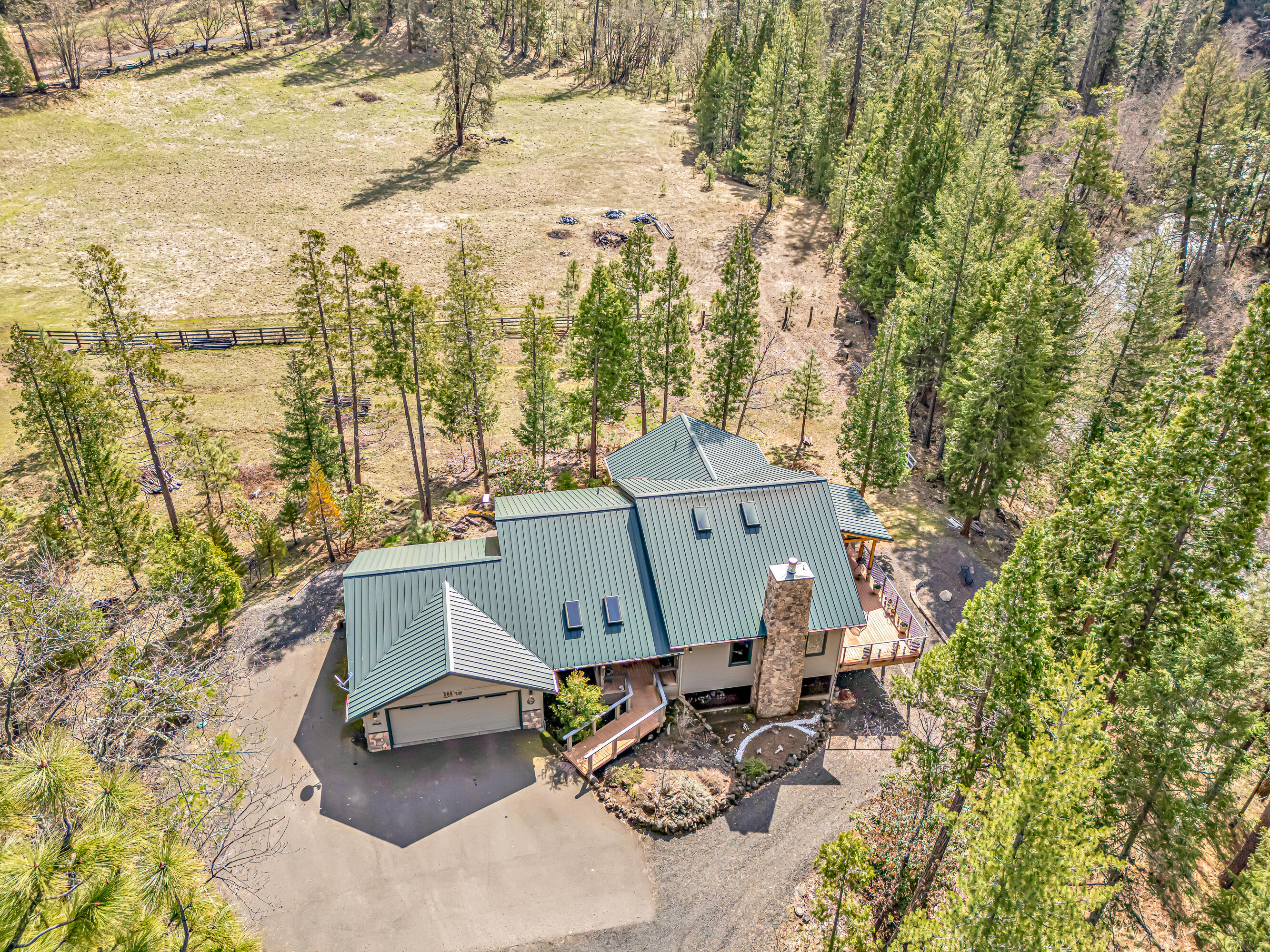 2455 Cobleigh Road Eagle Point, OR 97524 - Photo 3 of 63 DJI_20250325114323_0085_D