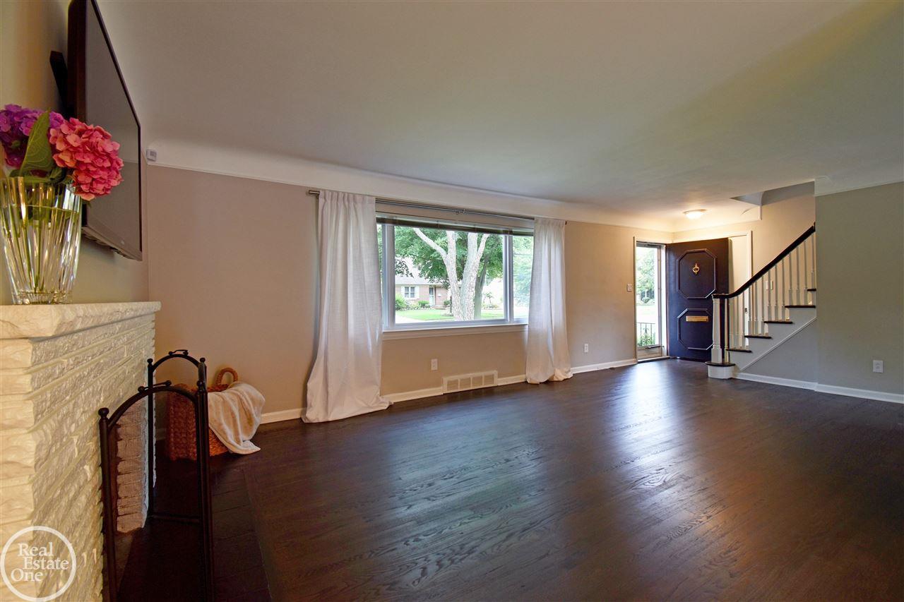 1086 Hawthorne Road Grosse Pointe, MI 48236 - Photo 12 of 31
