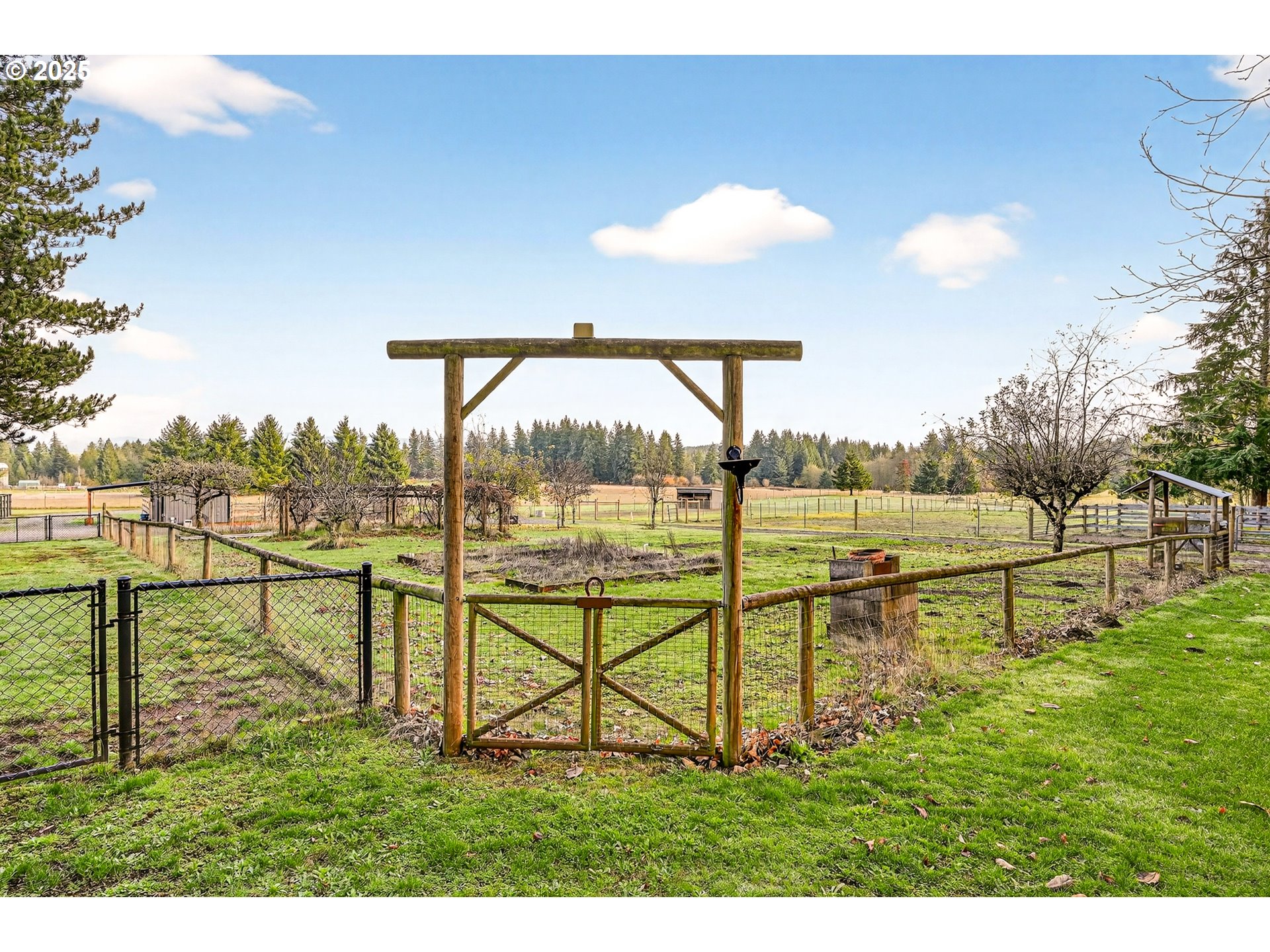 37902 Southeast Porter Road Estacada, OR 97023 - Photo 28 of 48 a view of a entertaining space