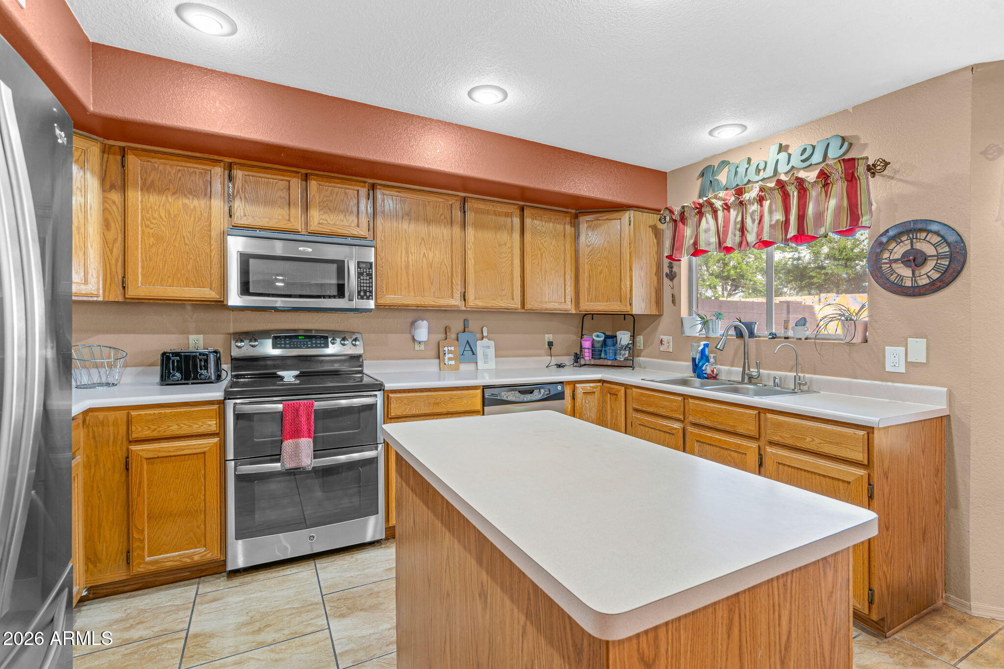 7617 West Calavar Road Peoria, AZ 85381 - Photo 3 of 27 Kitchen