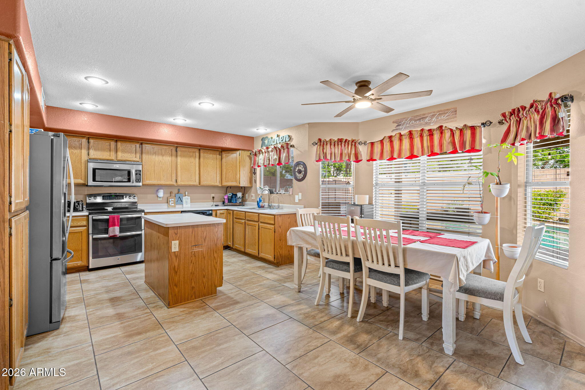 7617 West Calavar Road Peoria, AZ 85381 - Photo 4 of 27 Kitchen