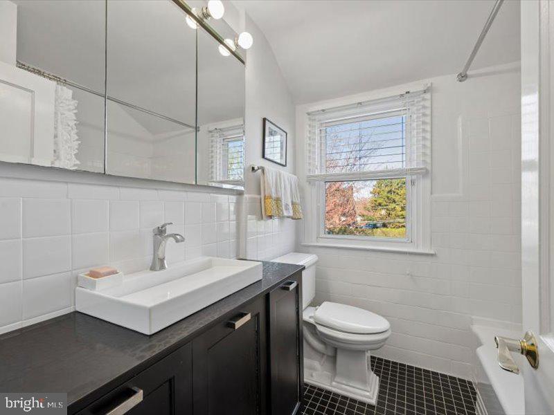 1723 Ridgeway Road Havertown, PA 19083 - Photo 23 of 35 a bathroom with a sink toilet and a mirror
