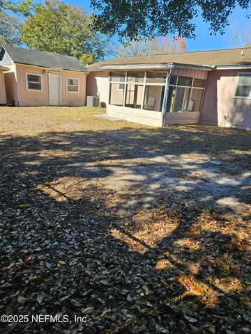 a view of entryway with outdoor area