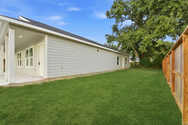 a view of a back yard of the house