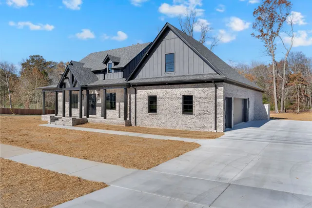 $874,900 | 2108 Country Club Drive, Tullahoma, TN 37388