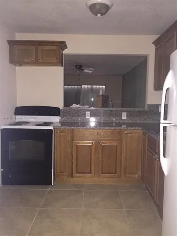 $2,000 | 15201 Northeast 6th Avenue, Unit C106, Miami, FL 33162