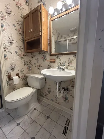 en empty room with windows and ceiling fan