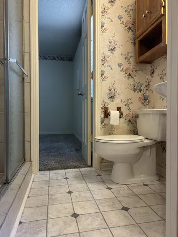 a view of empty room with a ceiling fan