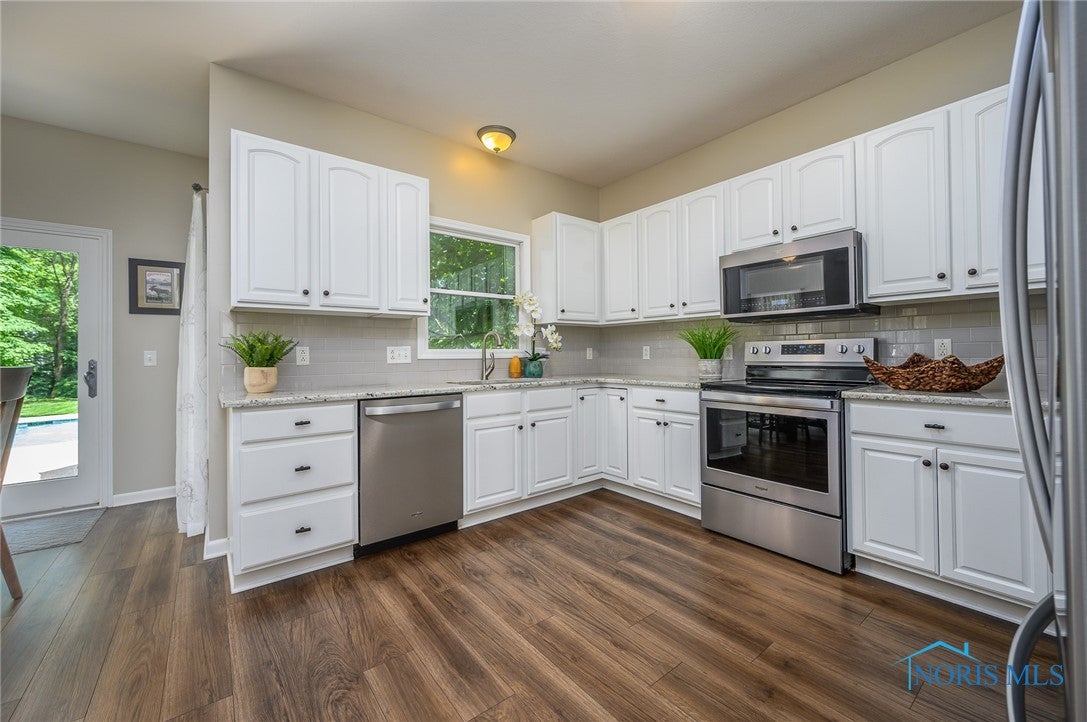 7126 Ramblehurst Road Sylvania, OH 43560 - Photo 7 of 33 Updated kitchen